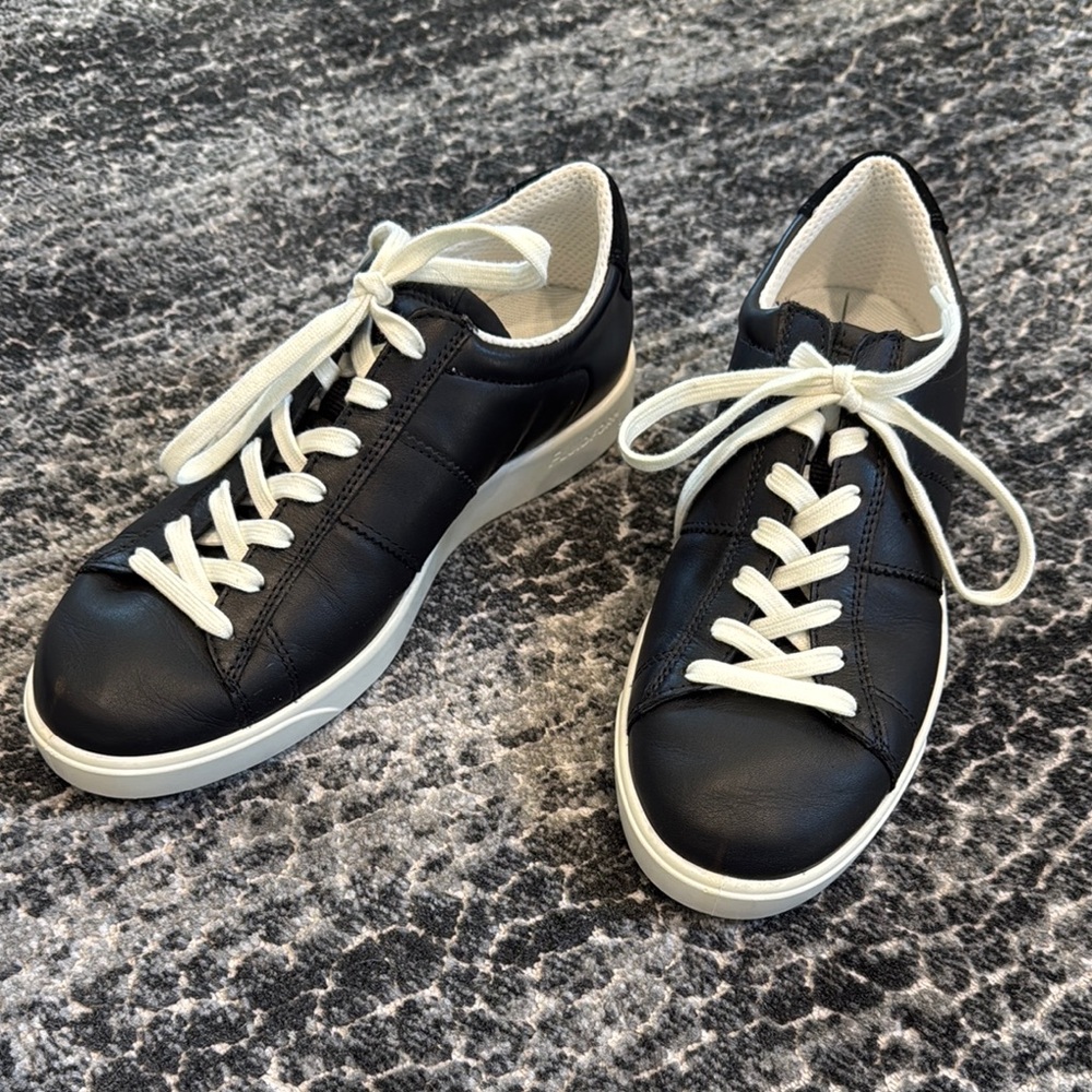 Ecco soft leather sneakers in size 7.5 (38)